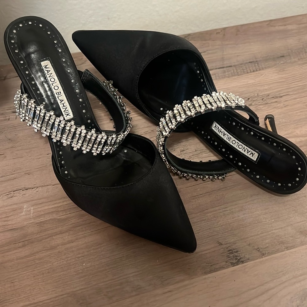 MANOLO BLAHNIK
Satin Crystal Embellishments Mules size 39